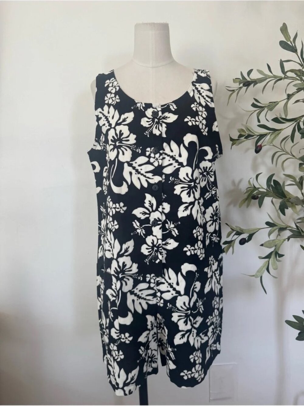 TJ Made in Hawaii Black White Hawaiian Floral Romper Women’s Sleeveless Button